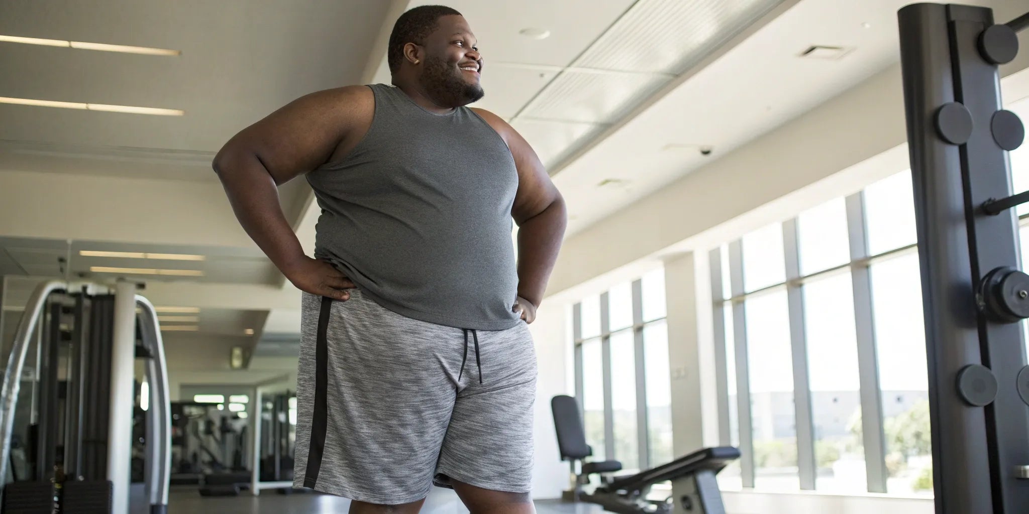 A big guy at the gym wearing the best gym shorts for his size, recommended on Reddit.